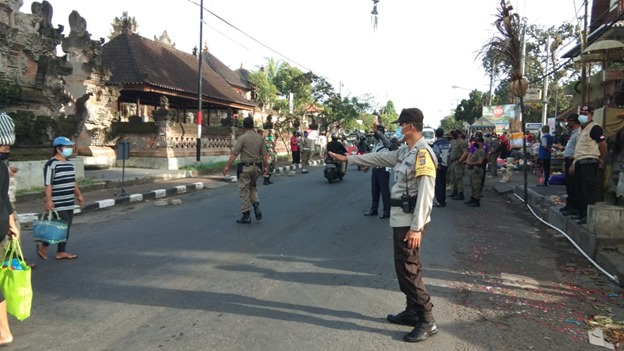 Bhabinkamtibmas Desa Blahkiuh Lakukan Pengaturan Arus Lalin di Pasar Blahkiuh